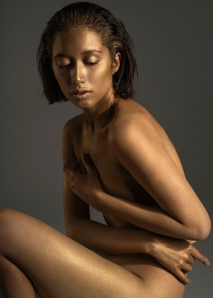 Gratis Foto zijaanzicht vrouw poseren met gouden bodypainting