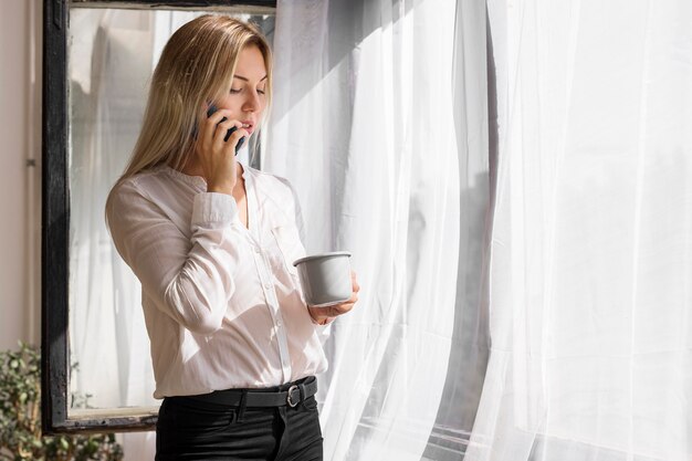 Zijaanzicht vrouw praten over de telefoon