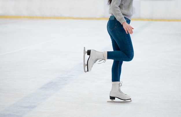 Gratis foto zijaanzicht vrouw schaatsen