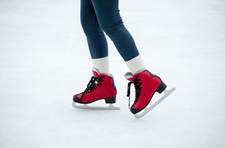 Gratis Foto zijaanzicht vrouw schaatsen