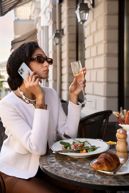 Zijaanzicht vrouw zitten aan tafel