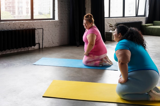 Gratis foto zijaanzicht vrouwen die samen trainen