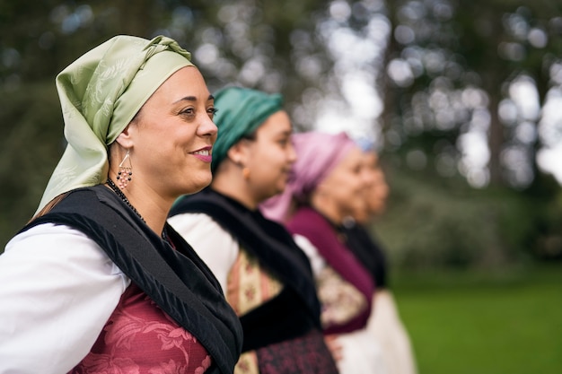 Zijaanzicht vrouwen in traditionele kleding