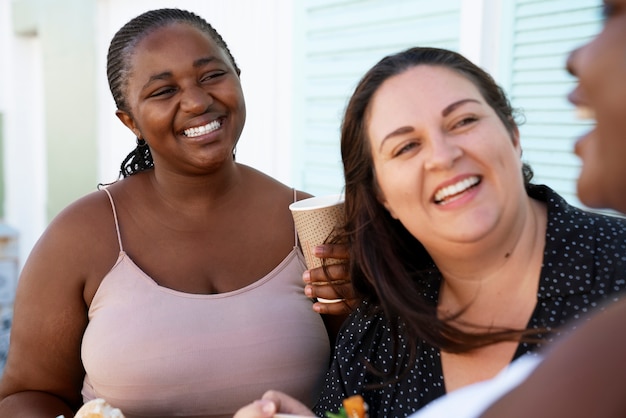 Gratis foto zijaanzicht vrouwen met heerlijk eten