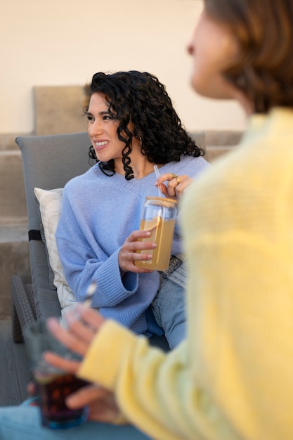 Gratis foto zijaanzicht vrouwen met smakelijke kombucha