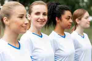 Gratis foto zijaanzicht vrouwen voetbalteam