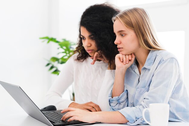 Zijaanzicht vrouwen werken