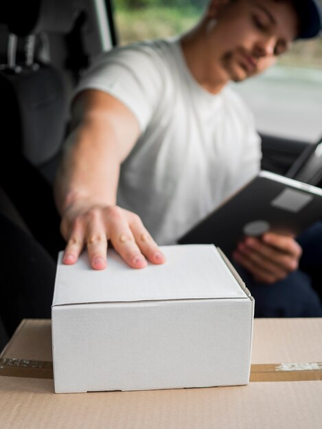 Zijaanzicht wazig levering man in auto