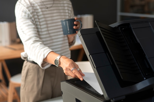 Gratis foto zijaanzicht werknemer met printer op het werk