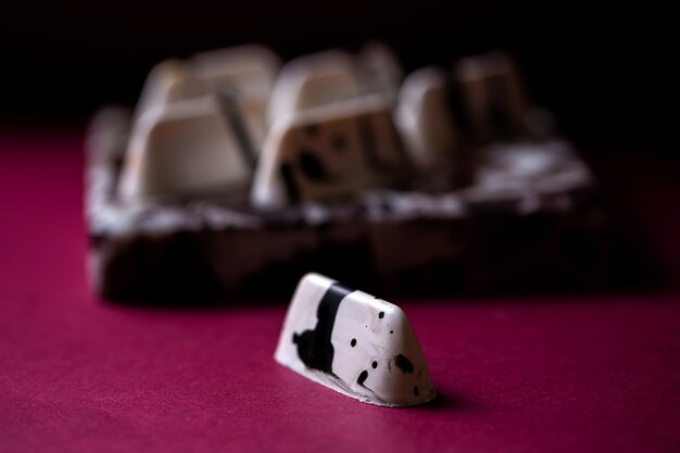 Zijaanzicht wit in zwarte stip chocolade snoep op tafel