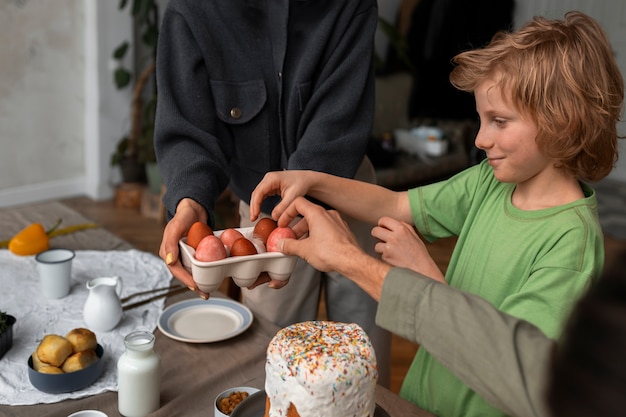 Zijaanzichtfamilie die orthodox Pasen vieren