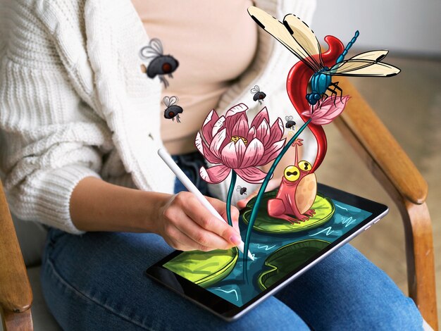 Zijaanzichtillustrator die op ipad trekt