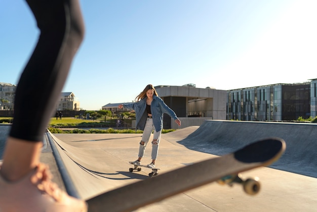 Gratis foto zijaanzichtmeisjes die trucjes doen op skateboards