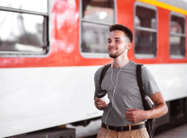 Zijaanzichtmens die oortelefoons draagt