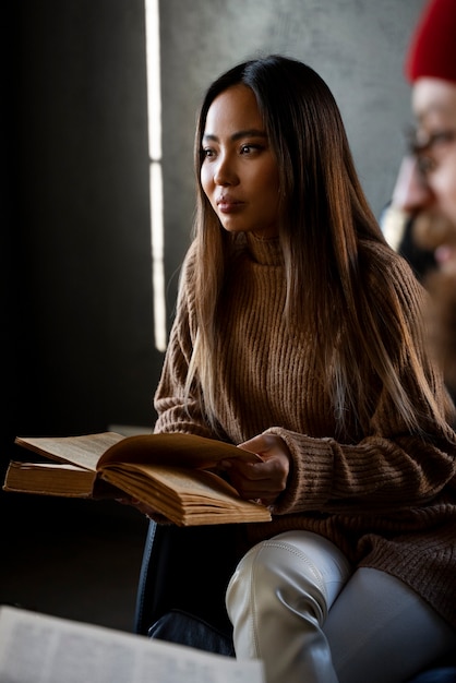 Gratis foto zijaanzichtmensen bij boekenclub