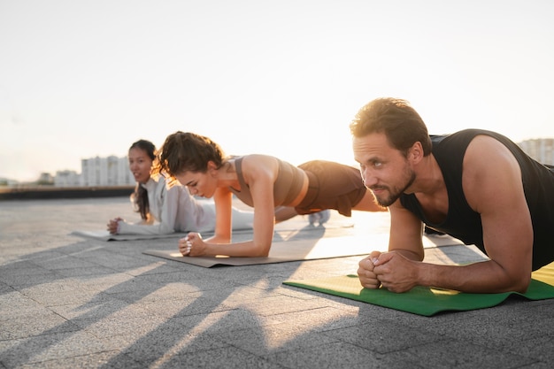 Gratis foto zijaanzichtmensen die buiten trainen