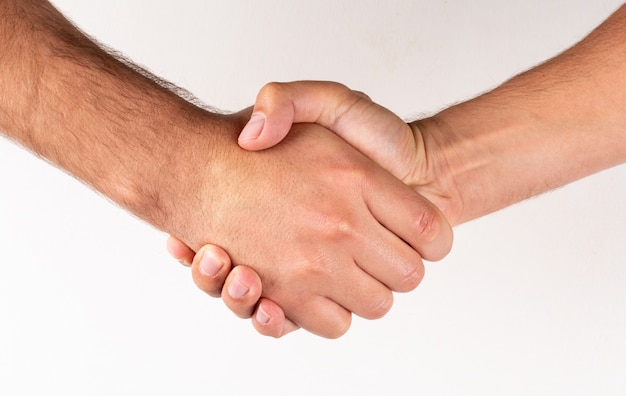 Zijaanzichtmensen die het teken van de handenovereenkomst schudden