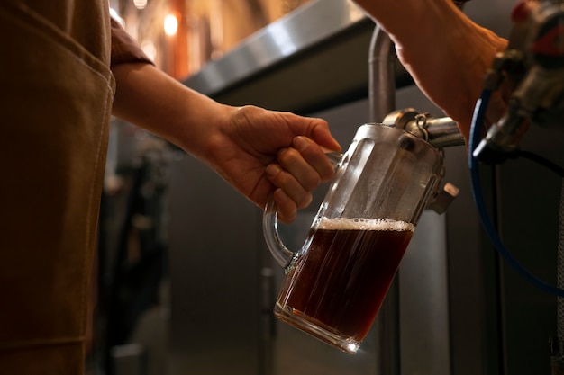 Zijaanzichtmensen die in bierfabriek werken