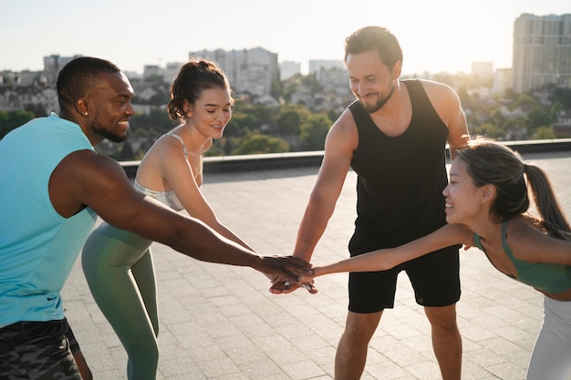 Zijaanzichtmensen die samen trainen