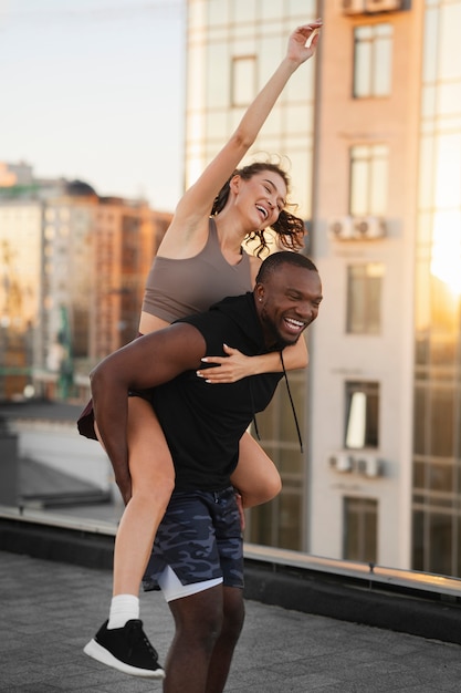 Gratis foto zijaanzichtmensen die samen trainen