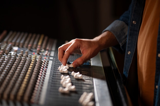 Gratis foto zijaanzichtmuzikant die in de studio werkt