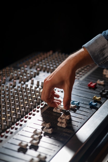 Zijaanzichtmuzikant die in de studio werkt