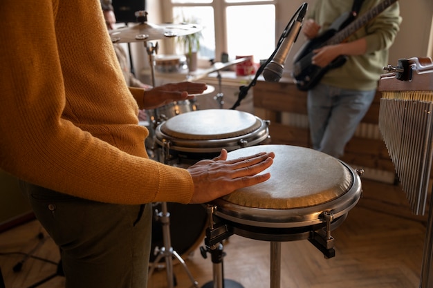 Zijaanzichtmuzikanten die in de studio werken