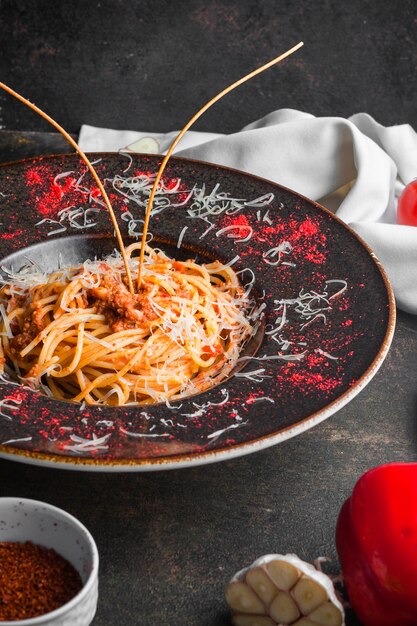 Zijaanzichtspaghetti met gehakt en knoflook in ronde plaat