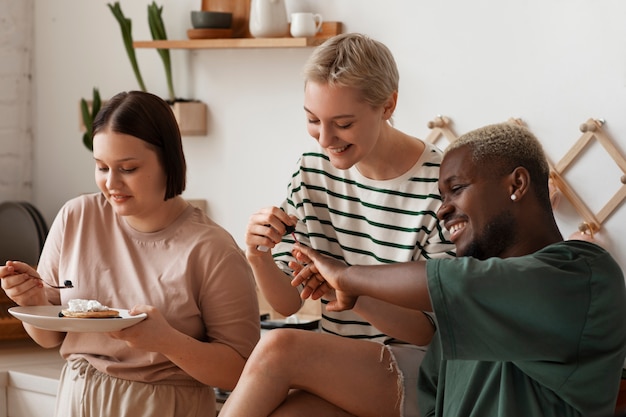 Gratis foto zijaanzichtvrienden die manicure krijgen