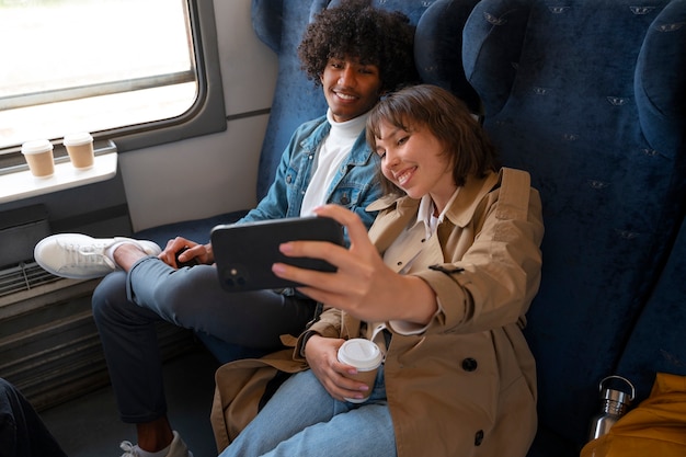 Gratis foto zijaanzichtvrienden die met de trein reizen