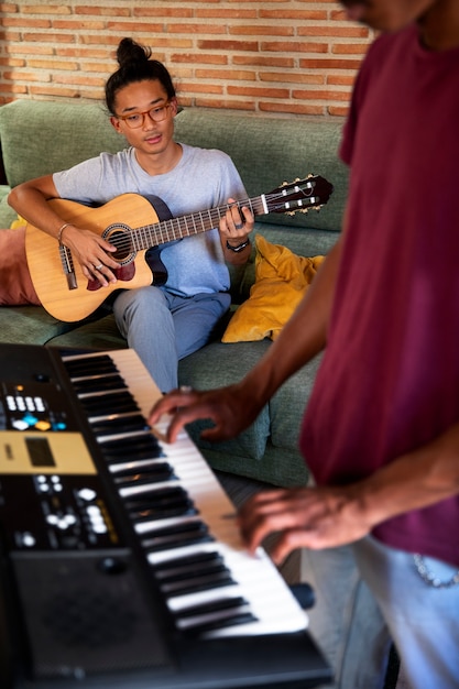 Gratis foto zijaanzichtvrienden die muziek maken