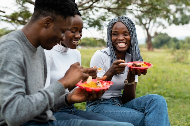 Zijaanzichtvrienden die samen lunchen