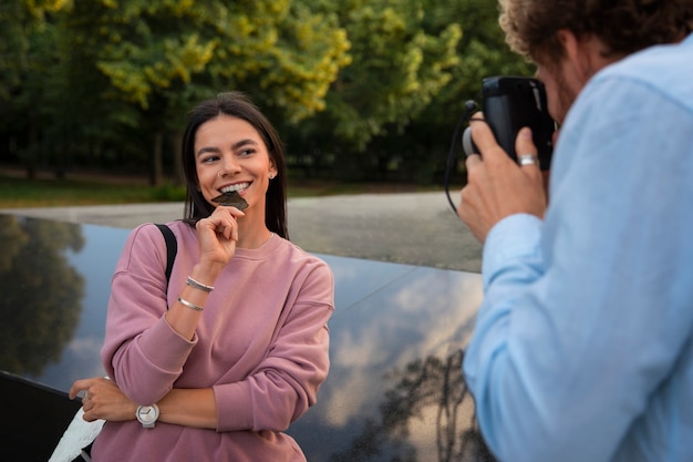 Gratis foto zijaanzichtvrienden die zeewiersnacks eten