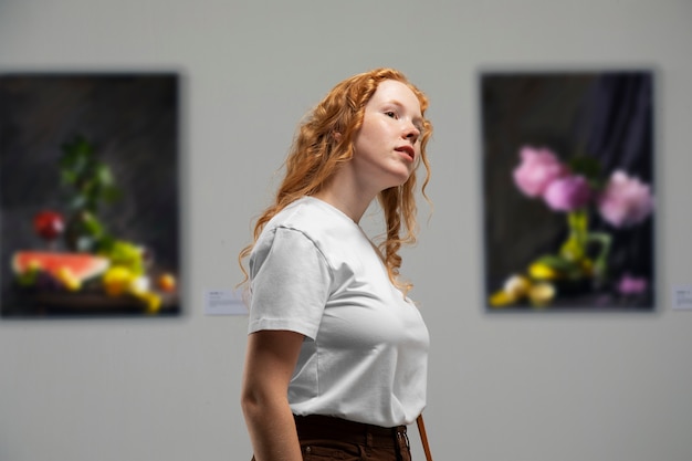 Zijaanzichtvrouw bij kunstgalerie