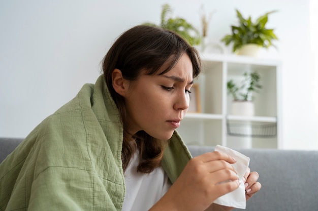 Zijaanzichtvrouw die aan allergie lijdt