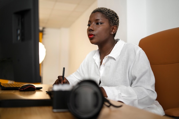 Gratis foto zijaanzichtvrouw die als fotograaf werkt