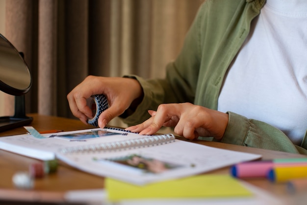 Gratis foto zijaanzichtvrouw die creatieve journaling doet