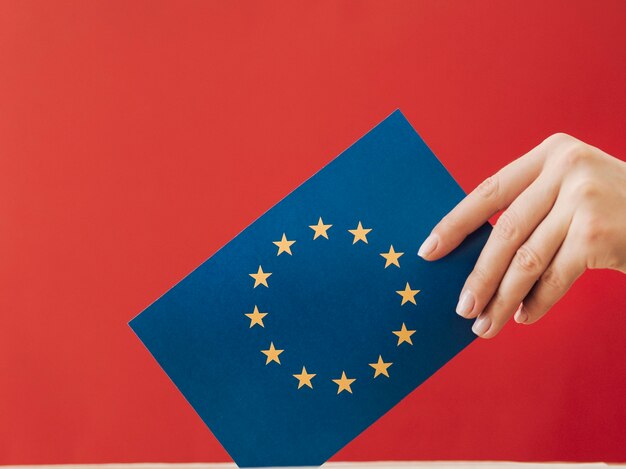 Zijaanzichtvrouw die een Europese stemmingskaart in een doos zetten