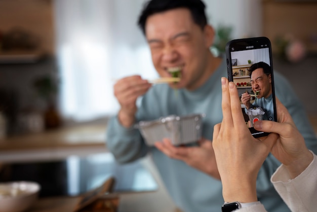 Gratis foto zijaanzichtvrouw die foto's met smartphone nemen