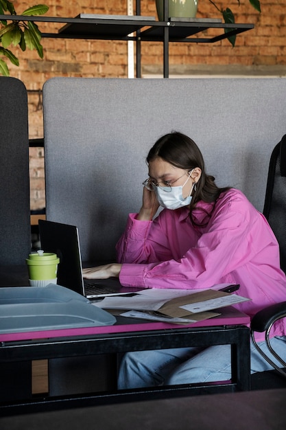 Gratis foto zijaanzichtvrouw die gezichtsmasker draagt