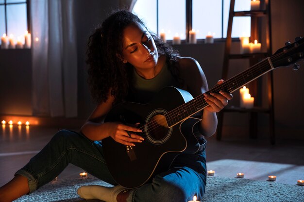 Zijaanzichtvrouw die gitaar speelt