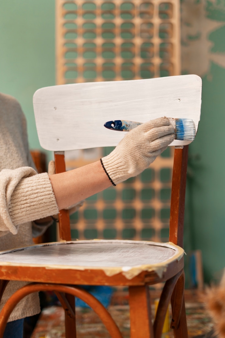 Gratis Foto zijaanzichtvrouw die houten meubilair herstelt