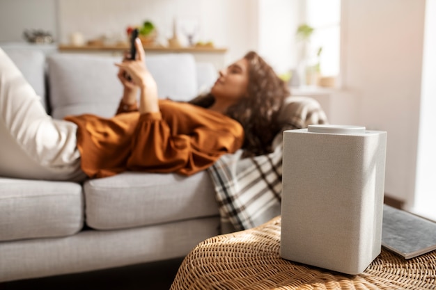 Zijaanzichtvrouw die in bed ligt