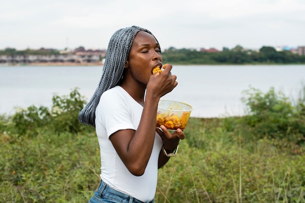 Zijaanzichtvrouw die lunch eet