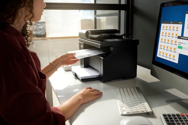 Zijaanzichtvrouw die met printer werkt