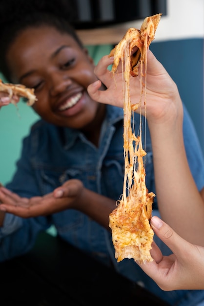 Gratis foto zijaanzichtvrouw die op een grappige manier eet