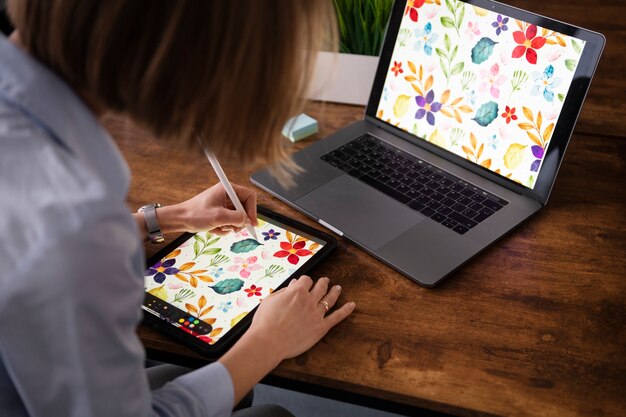 Zijaanzichtvrouw die op ipad trekken