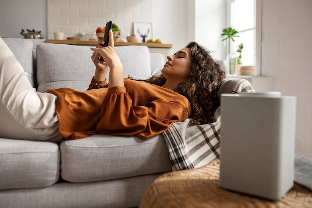 Zijaanzichtvrouw die op laag legt