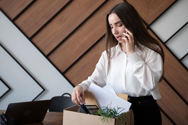 Zijaanzichtvrouw die op telefoon spreekt