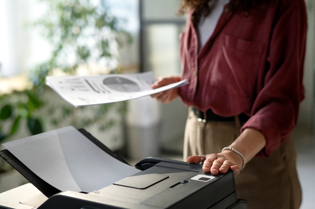 Zijaanzichtvrouw die printer gebruikt